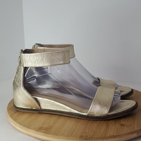 Seychelles Skipper Strapped Metallic Gold Leather Sandals Women's Size 9 - Picture 1 of 13